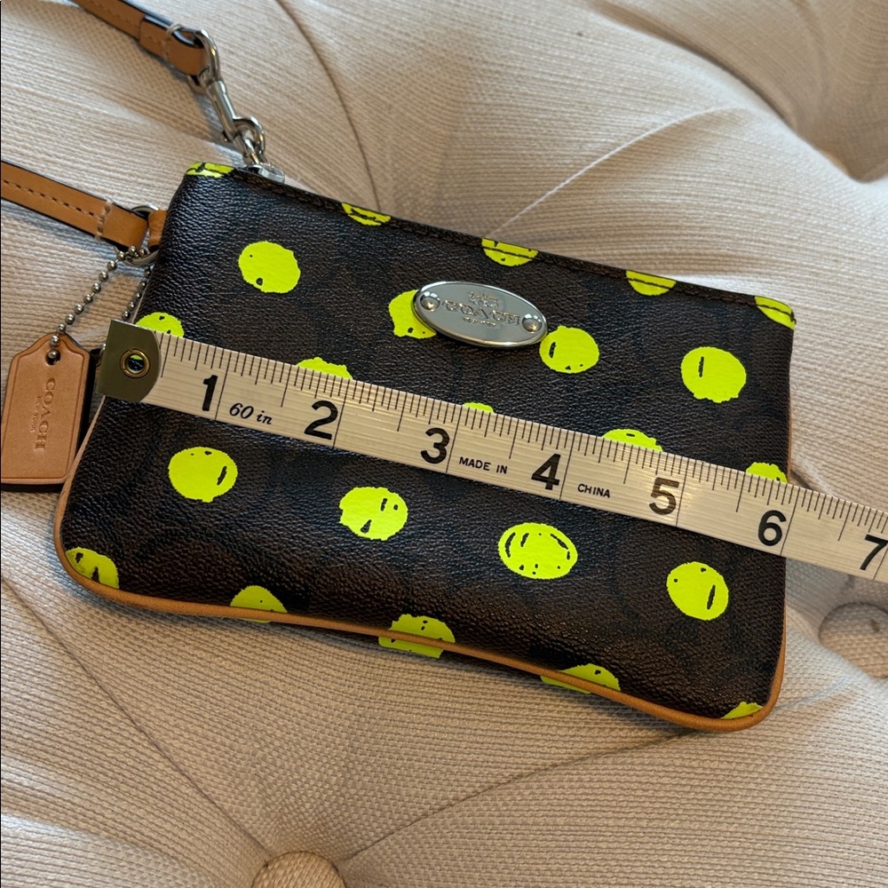 COACH signature wristlet pebbled leather neon green dots - Picture 7 of 9